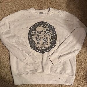 Edgy Sweatshirt with Skeleton